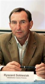 Według relacji byłego szefa CBA Ryszard Sobiesiak  wprost wydawał politykom PO polecenia