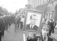 Stepan Bandera jest dziś na Ukrainie ukazywany jako polityk walczący z totalitarnymi dyktaturami. Na zdjęciu marsz weteranów UPA niosących portret Bandery, Kijów, 2005 r.Bigger