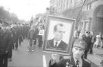 Stepan Bandera jest dziś na Ukrainie ukazywany jako polityk walczący z totalitarnymi dyktaturami. Na zdjęciu marsz weteranów UPA niosących portret Bandery, Kijów, 2005 r.
