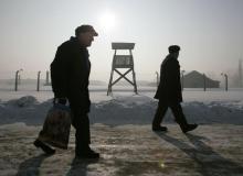 Byli więźniowie na terenie obozu AuschwitzBigger
