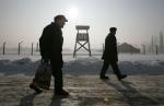 Byli więźniowie na terenie obozu Auschwitz
