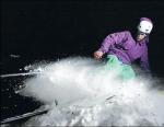 Urban skiing wWarszawie nocą. Zjeżdżanie na nartach po poręczy