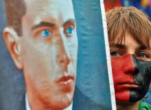 Stepan Bandera jest bohaterem dla wielu młodych Ukraińców. Na zdjęciu: manifestant z twarzą pomalowaną w barwach Ukraińskiej Powstańczej Armii podczas manifestacji w październiku 2009 roku w 67. rocznicę powstania UPABigger