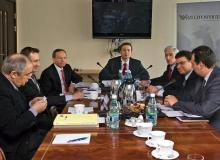 Sprawa  profesjonalizmu pośredników ożywiła  dyskusję.  – Agent  jest częścią  całego rynku.  Jak rynek jest profesjonalny i solidny,  to agent też  z tego korzysta – mówi  Krzysztof  Kudelski,  prezes spółek ubezpieczeniowych Warta  (trzeci od lewej; w środku  prowadzący  debatę  Jakub Kurasz, szef działu  ekonomicznego „Rz”)Bigger