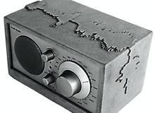 Radio  i żyrandol. Surowy design Tove Adman. Projektantka tworzy  z betonu, aluminium  i drutu kolczastego Bigger