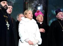 Julia Tymoszenko w otoczeniu dostojników duchownychBigger