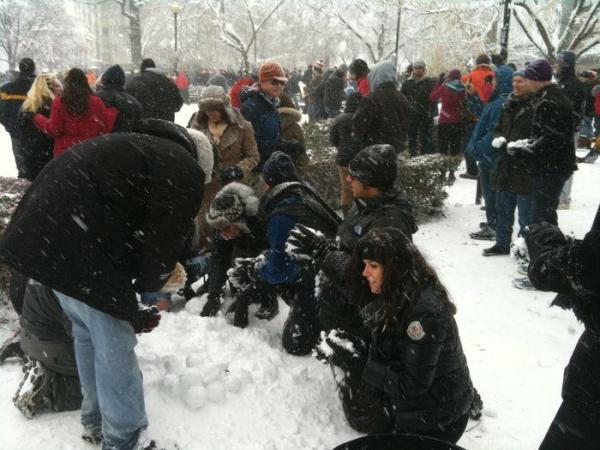 Bitwa na śnieżki w parku Dupont Circle, w centrum Waszyngtonu
