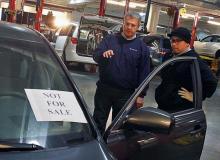 W USA dilerzy Toyoty już zaczęli naprawy. Żeby szybko uporać się z problemem, zatrudnili dodatkowych mechaników i wydłużyli godziny pracy. Część salonów jest czynna nawet od siódmej rano do siódmej wieczorem. Bigger