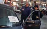 W USA dilerzy Toyoty już zaczęli naprawy. Żeby szybko uporać się z problemem, zatrudnili dodatkowych mechaników i wydłużyli godziny pracy. Część salonów jest czynna nawet od siódmej rano do siódmej wieczorem. 