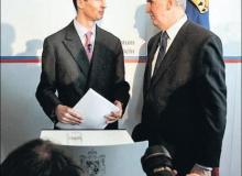 W 2009 r. książę regent Liechtensteinu Alojzy omawiał skandalu fiskalnego z ówczesnym premierem Otmarem HasleremBigger