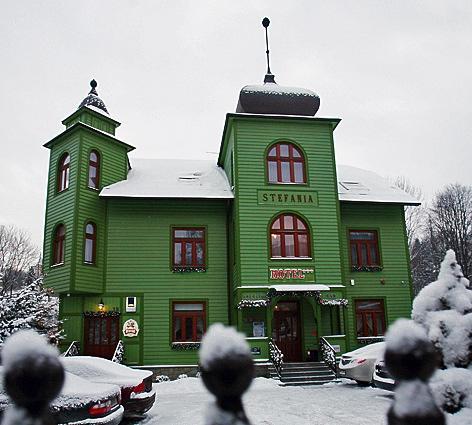 W miejscu eklektycznej, drewnianej willi Stefania (1880 r.) stanęła jej murowana „atrapa”.  To hotel. Ma drewno tylko na elewacji, ale sejfy na kosztowności w każdym pokoju