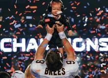 MVP finału, quarterback Drew Brees, wygraną świętował z synem (ap/eric gay)Bigger