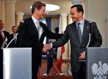 Dobry klimat do załatwienia sprawy statusu polskiej mniejszości stworzyła twarda postawa ministra Radosława Sikorskiego (na zdjęciu w październiku 2009 r. w Warszawie z Guido Westerwellem) – uważa Marek Wójcicki, prezes Związku Polaków w Niemczech RodłoBigger
