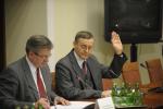 Mirosław Sekuła (z prawej) podczas pierwszego posiedzenia komisji śledczej. Obok marszałek Sejmu Bronisław Komorowski 