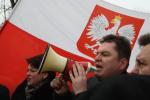 Do zebranych na wiecu w Grodnie Polaków przemawia prezes Rady Naczelnej ZPB Andrzej Poczobut, obok stoi prezes ZPB Andżelika Borys