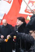 Na wiecu przemawia Andżelika Borys, obok ks. Aleksander Szemet