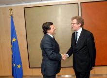 Były wielki mistrz Wielkiego Wschodu Francji Jean-Michel Quillardet (z prawej) podczas wizyty w Komisji europejskiej. Z lewej - szef Komisji Jose Manuel BarrosoBigger