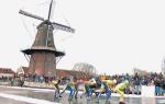 Elfstedentocht 1997, 15. i do dziś ostatni wyścig przez  11 miast Fryzji. Drugi  od prawej zwycięzca, Henk Angenent