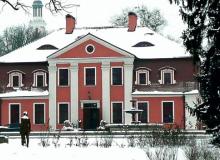 Dwór w Brzostkowie wybudował  w 1781 roku Antonii Poniński, delegat Sejmu Wielkiego w ośmio- osobowej  Komisji Edukacji Narodowej Bigger