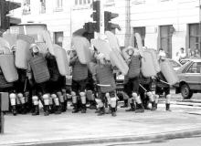 Oddział ZOMO podczas tłumienia demonstracji, 1989 r.Bigger