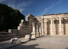 Ruiny synagogi w KafarnaumBigger