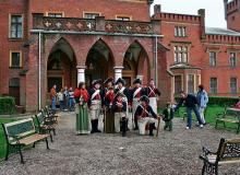 W pałacu w Karnitach spotykają się uczestnicy inscenizacji historycznych bitewBigger