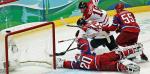 Tym razem Jewgienij Nabokow złapał krążek. Rosyjską bramkę atakują Jonathan Toews i Mike Richards 