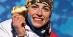 Justyna Kowalczyk zdobyła w Kanadzie połowę medali wywalczonych przez polską reprezentację. Na zdjęciu ze złotym trofeum