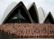 Nadzy Australijczycy pozują fotografikowi Spencerowi Tunickowi przed budynkiem opery w SydneyBigger