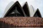 Nadzy Australijczycy pozują fotografikowi Spencerowi Tunickowi przed budynkiem opery w Sydney