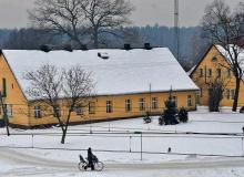 W remont starej siedziby Nadleśnictwa Kobiór  (woj. śląskie) przez lata zainwestowano setki tysięcy złotych. Poważne prace prowadzono tu jeszcze  w 2006 r. Jednak według opinii sporządzonej dla Lasów dwa lata temu  obiekt to kompletna ruina.  Czy stanie się mieniem zbędnym, które z bonifikatą mogą kupować pracownicy Lasów Państwowych?Bigger