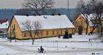 W remont starej siedziby Nadleśnictwa Kobiór  (woj. śląskie) przez lata zainwestowano setki tysięcy złotych. Poważne prace prowadzono tu jeszcze  w 2006 r. Jednak według opinii sporządzonej dla Lasów dwa lata temu  obiekt to kompletna ruina.  Czy stanie się mieniem zbędnym, które z bonifikatą mogą kupować pracownicy Lasów Państwowych?
