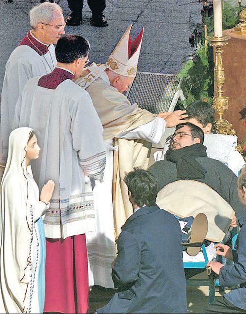W aktach sprawy Jana Pawła II jest odnotowanych 251 cudów uzdrowienia.  Na zdjęciu  papież  błogosławi  chorego  w Watykanie, 2000 r. 
