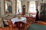 Parter małego pałacu zajmuje pełna słońca stylowa restauracja