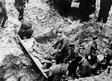 Ekshumacja pomordowanych. Katyń 1943 r.Bigger