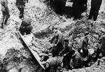 Ekshumacja pomordowanych. Katyń 1943 r.