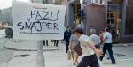 25 lipca 1992 roku – walki na ulicach Sarajewa. Na planszy wypisano ostrzeżenie przed snajperami