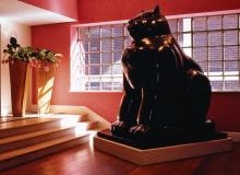 Wnętrze hotelu Soho w Londynie z ekspozycją kolekcji sztuki właścicielki Kit Kemp. Tu rzeźba Fernando Botero (fot: THE SOHO HOTEL)Bigger