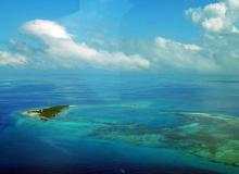 Zanzibar widziany przez okno samolotuBigger