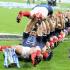 Francuscy rugbiści świętujący wygraną w turnieju Sześciu Narodów