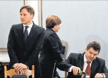 Jak nieoficjalnie dowiedziała  się „Rz”, projekt wystąpienia Mirosława Drzewieckiego, odnaleziony  na przenośnym dysku Marcina Rosoła,  został utworzony przed przesłuchaniem byłego ministra sportu.  Na zdjęciu  były asystent Drzewieckiego (z lewej) 18 lutego przed komisją śledcząBigger