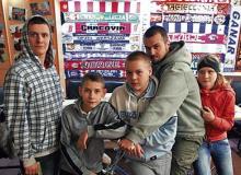 W świetlicy socjoterapeutycznej stowarzyszenia Serduszko  dla Dzieci na  warszawskiej Pradze-Północ nudy nie ma. Młodzież  chodzi  z pedagogami ulicy na mecze, uczy się historii futbolu, kręci  filmy i prowadzi audycję  radiową Bigger