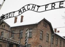 Brama do muzeum byłego obozu koncentracyjnego Auschwitz - jeszcze z oryginalnym napisemBigger