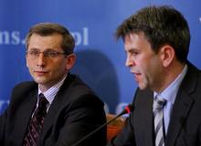 Konferencja prasowa dotycząca wyników badań genetycznych przeprowadzonych po ekshumacji zwłok z grobu Krzysztofa Olewnika: od lewej Krzysztof Kwiatkowski - minister sprawiedliwości  i prokurator generalny Zbigniew Niemczyk - zastępca prokuratora apelacyjnego w GdańskuBigger