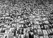Tablica ze zdjęciami rozstrzelanych polskich oficerów w Muzeum Katyńskim w WarszawieBigger