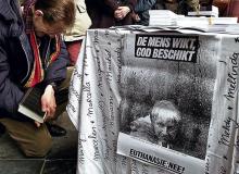 „Człowiek proponuje, Bóg decyduje” napisali na plakacie uczestnicy manifestacji przeciwko eutanazji (Holandia, kwiecień 2001)Bigger