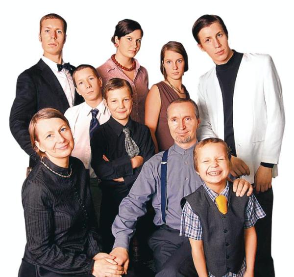 Monika i Jacek Ebertowie z dziećmi. Od góry od lewej: Marcin, Agata, Ania, Tomek, Janek, Grzegorz, Franek. Monika Ebert prowadzi firmę Zegar Słoneczny – doradza, jak zakładać przedszkola niepubliczne. Jest prezesem Stowarzyszenia Rodziców TU i członkiem Związku Dużych Rodzin Trzy Plus