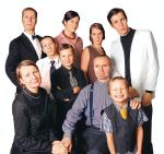 Monika i  Jacek Ebertowie z dzie�mi. Od g&oacute;ry od lewej: Marcin, Agata, Ania, Tomek,  Janek, Grzegorz, Franek. Monika Ebert prowadzi firm� Zegar S�oneczny &ndash;  doradza, jak zak�ada� przedszkola niepubliczne. Jest prezesem  Stowarzyszenia Rodzic&oacute;w TU i cz�onkiem Zwi�zku Du�ych Rodzin Trzy Plus