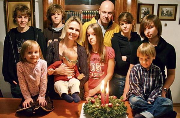 Rodzina Horubałów.  Od lewej stoją: Janek, Franek, Agnieszka, Ania, Andrzej,  Antonina i Alicja. Siedzą od lewej:  Zosia, Augustyn  i Hieronim 