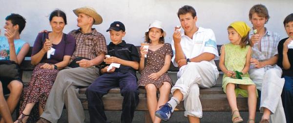 Rodzina Krupskich.  Od lewej: Tomek, Joanna, Janusz, Łukasz, Marysia, Piotr, Tereska, Paweł, Jaś